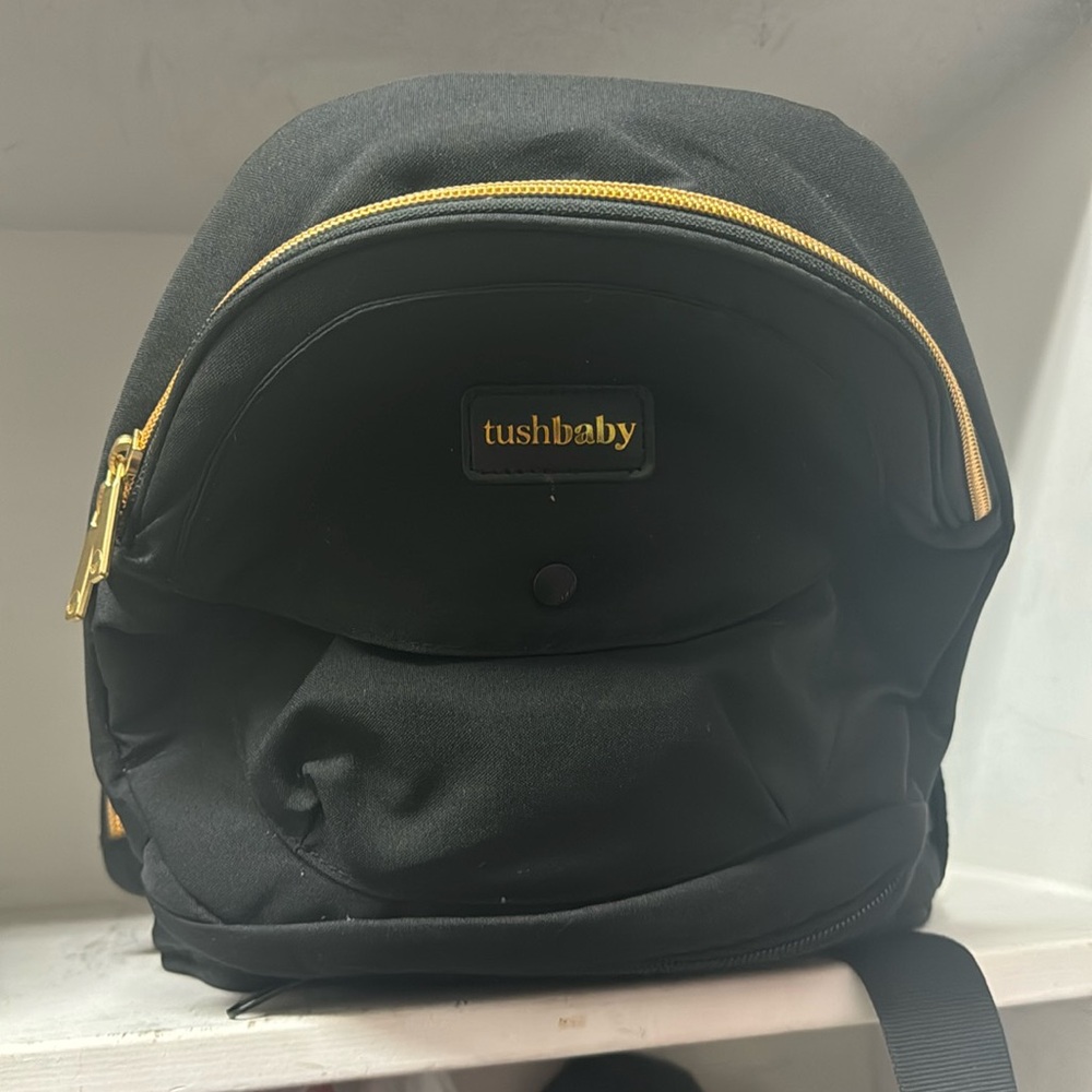 Tush baby hip carrier. Black and Gold